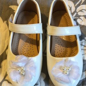 Girls White Patent Mary Jane Shoes with Flower and Pearls